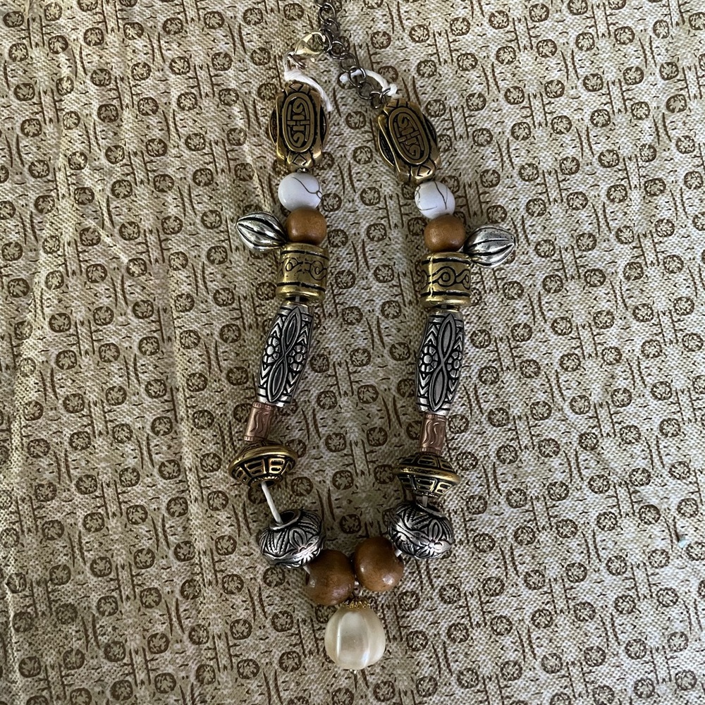 A necklace that has a chain to adjust